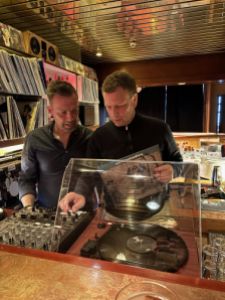 VINYL DJ - Tony & Martin